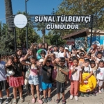 konakli-cocuklar-ve-kadinlar-denizle-bulusmaya-devam-ediyor.jpg