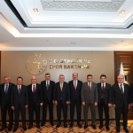 konya-heyeti-bakan-bak-ile-sehrin-genclik-ve-spor-yatirimlarini-istisare-etti.jpg