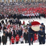 losev-her-yil-oldugu-gibi-bu-yil-da-on-binlerle-birlikte-atamizin-huzurunda-anitkabirde.jpg