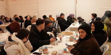 maltepeliler-iftar-sofrasinda-oruclarini-acti.jpg