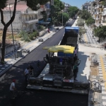 manisa-buyuksehir-belediyesi-salihlide-4-caddeyi-sicak-asfaltla-yeniliyor.jpg