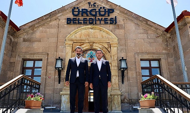 Nevşehir Belediye Başkanı Rasim Arı, Ürgüp Belediye Başkanı Ali Ertuğrul Bul’u ziyaret etti. Ziyarette her iki başkan Kapadokya ve bölge turizmi için birlikte hareket etme kararı aldı