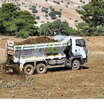 selcuklu-belediyesi-ureticilere-kamyon-uzeri-gubre-dagitim-makinesi-ile-kolaylik-sagliyor.jpg