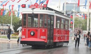 taksim-ve-istiklal-caddesinin-simgelerinden-nostaljik-tramvayin-yerine-elektrik-enerjisi-ile-calisan-bataryali-tramvay-pEIYrr1X.jpg