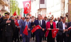 turkiye-cumhuriyetinin-kurucusu-gazi-mustafa-kemal-ataturkun-ayvalika-gelisinin-90inci-yil-donumu-kutlandi-program-3LJ6SJ2L.jpg